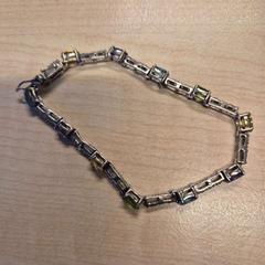 Pulseira zilverkleurig, segundo informou Haaglanden Medisch Centrum usando iLost