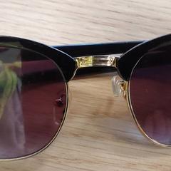 Sunglasses, as reported by Centraal magazijn using iLost