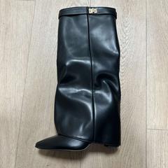 Podpatky, jak nahlášeno DoubleTree by Hilton Rotterdam Centre pomocí iLost