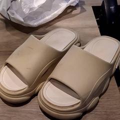 Sandaal & Slippers, zoals gemeld door Van der Valk Hotel Vianen met iLost