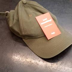 Gorra de béisbol, segundo informou Rotterdam The Hague Airport usando iLost