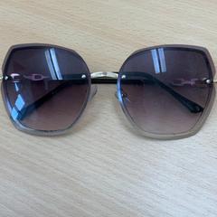 Zonnebril, zoals gemeld door Schönbrunn "Group Center" met iLost