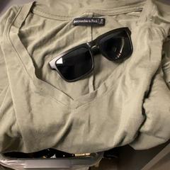 نظارات شمسية & القميص Green T-shirt، كما تم الإبلاغ عنه بواسطة MEININGER Hotel Copenhagen عبر iLost