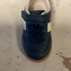 어린이 신발, iLost를 사용하여 Artis에 보고됨