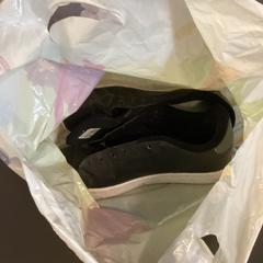 Sneaker, como reportado por MEININGER Hotel Dresden Zentrum utilizando o iLost