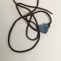 Collier Leer met stenen hart, a été signalé par TivoliVredenburg utilisant iLost