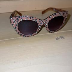 Óculos de sol, como reportado por Familie Resort Molenwaard utilizando o iLost