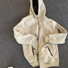 Veste, a été signalé par Breng Arnhem utilisant iLost