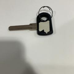 Gakoa Black key with small ring white sticker on it, gisa salatu by TU/e - Receptie Atlas iLost erabiliz