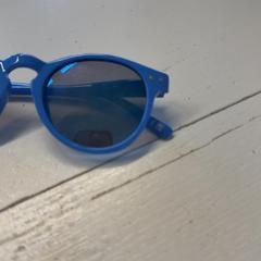 Gafas de sol, segundo informou GVB usando iLost
