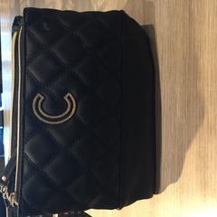 Toilettas Zwarte toilettas, ha sido reportado por Van der Valk Hotel Vianen con iLost