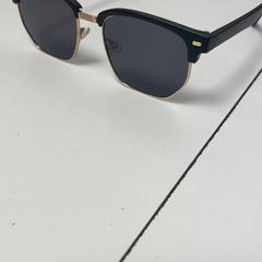 Sluneční brýle Zwart, jak nahlášeno Pathé Ypenburg pomocí iLost