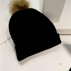Cap noir avec pompom, come riportato da IKEA Toulouse utilizzando iLost
