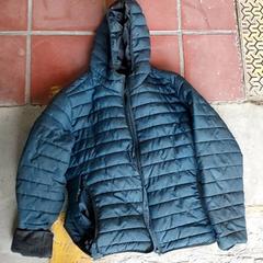 Kleding - Donkerblauwe jas, como reportado por Regio Limburg - Leuven utilizando o iLost