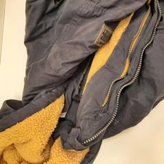 Bunda donkergrijs met okergele binnenvoering, ako bolo nahlásené Gemeente Leopoldsburg pomocou iLost