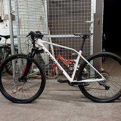 Bicicleta Orbea Wit met rode letters, como reportado por Fietsdepot Hasselt utilizando o iLost