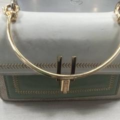 حقيبة يد، كما تم الإبلاغ عنه بواسطة محطة الرياض (الرياض) عبر iLost