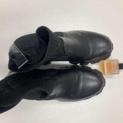 Schoenen black, zoals gemeld door Ramada by Wyndham Amsterdam Airport Schiphol met iLost