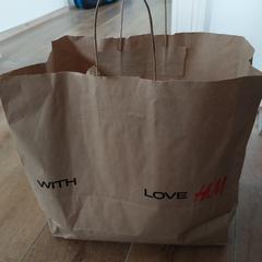 Bruine papieren tas H&M met trui, iLost에 보고됨