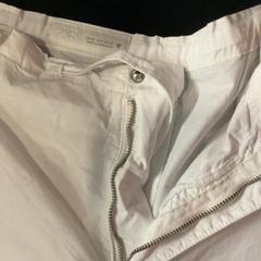 ズボン pantalon pantalon がiLostで MEININGER Hotel Bordeaux Gare Saint-Jean によって報告されました
