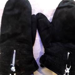 Guanti, come riportato da EBS Tramplein utilizzando iLost