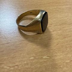 Anillo goud met zwarte steen, ha sido reportado por VITAZ campus Sint-Niklaas con iLost