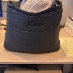 Bolsa para fraldas zwart, como reportado por Regio West-Vlaanderen utilizando o iLost