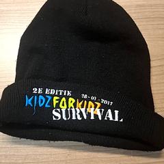 قبعة صغيرة Kidz for kidz survival، كما تم الإبلاغ عنه بواسطة Connexxion Noord Holland Noord Hoorn عبر iLost