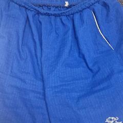 Pantalones cortos blauw, ha sido reportado por DoubleTree by Hilton Rotterdam Centre con iLost