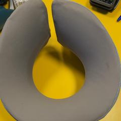 Almohada de cuello travel, ha sido reportado por MEININGER Hotel Dresden Zentrum con iLost