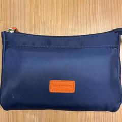 Toilettas Blauw met oranje logo, ako bolo nahlásené Pathé Spuimarkt pomocou iLost