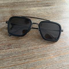 Zwarte zonnebril, gerapporteerd met iLost