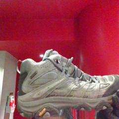 Cipő, amint azt MEININGER Hotel Roma Termini az iLost segítségével jelentette.