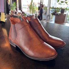 Bota brown color (leather), jak nahlášeno Hotel V Frederiksplein pomocí iLost