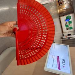 مروحة يدوية Rouge، كما تم الإبلاغ عنه بواسطة IKEA Marseille La Valentine عبر iLost