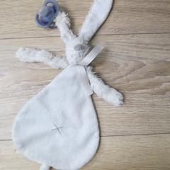 Objatie kolená wit konijn met speen/loekje, ako bolo nahlásené IKEA Heerlen pomocou iLost