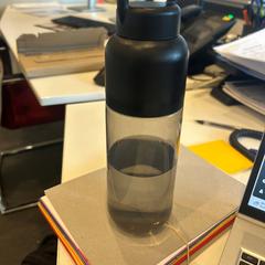 ウォーターボトル Zwart がiLostで TU/e - Receptie Vector によって報告されました