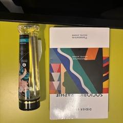 İLost kullanarak Room Mate Bruno tarafından bildirildiği gibi Massage oil and book