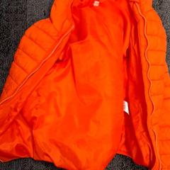 Gyermek dzseki, amint azt Gemeente Nijmegen az iLost segítségével jelentette.