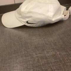 Casquette, a été signalé par MEININGER Hotel Brussels City Center utilisant iLost