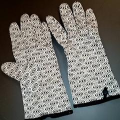 Handskar White Black Pattern, rapporterat av Pathé Nijmegen med iLost