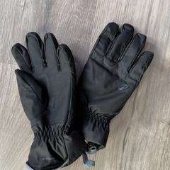 Handschoenen Quechua, amint azt az iLostnak jelentették.