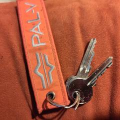 Fietssleutel met oranje hanger, segons s'ha informat a iLost