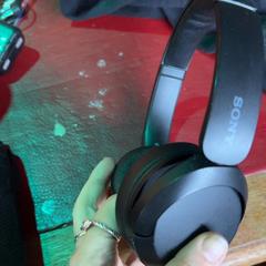 Black sony blutooth headphones がiLostで KABUL à GoGo / Teatro によって報告されました