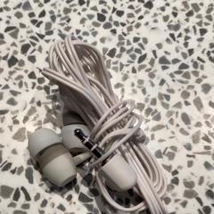 헤드폰 White, iLost를 사용하여 MEININGER Hotel Berlin "Mitte" Humboldthaus에 보고됨