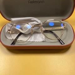 Glasses case with glasses Fielmann, amint azt MEININGER Hotel Dresden Zentrum az iLost segítségével jelentette.