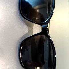 Occhiali da sole zwart, come riportato da Qbuzz GD Groningen HS utilizzando iLost