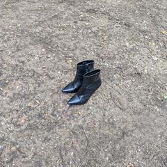 Zwarte laarsjes met naaldhak, iLost-i jakinarazi zaion moduan