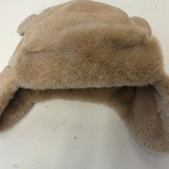 قبعة صغيرة، كما تم الإبلاغ عنه بواسطة Het Amsterdamse Winterparadijs عبر iLost