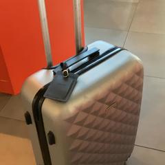 Bőrönd, amint azt MEININGER Hotel Heidelberg Hauptbahnhof az iLost segítségével jelentette.